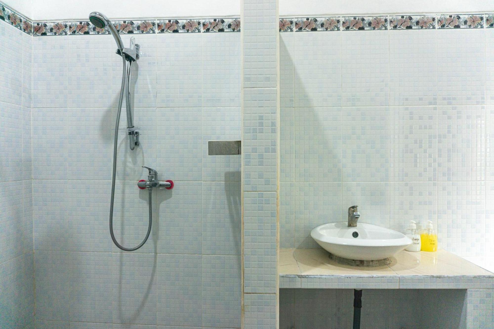 Srinadi Guest House Lovina Eksteriør billede